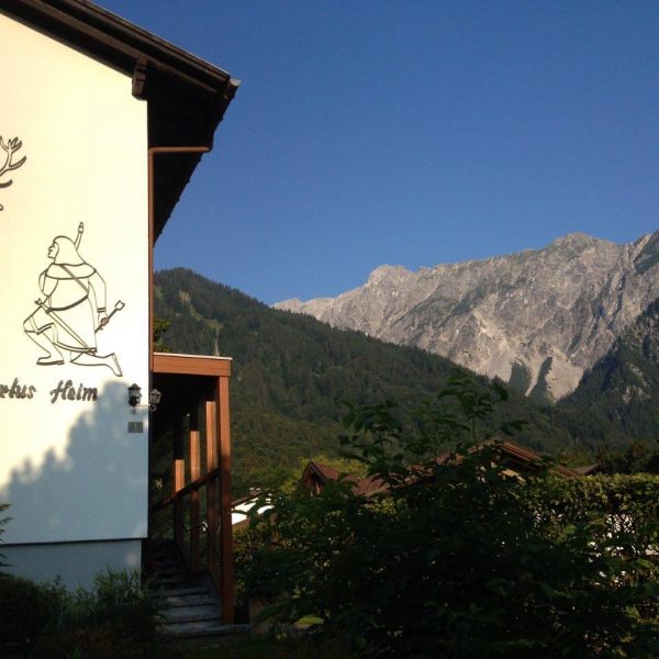 Vandanser Steinwand und Gästehaus im Sommer